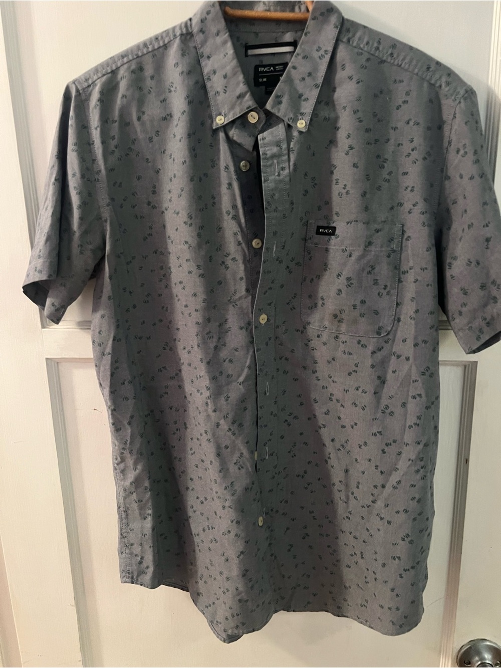 RVCA Men's Gray Short-Sleeve Button-Down Shirt with Subtle Leaf Print